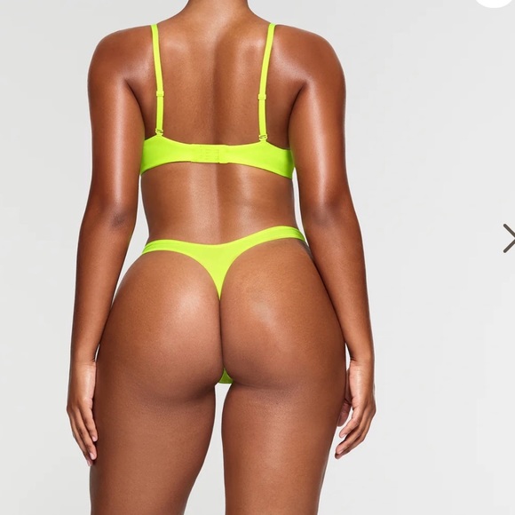 NWT- Skims.  Fits everybody T-shirt bra. Color: Green‎ Highlighter. Size: 40DDD - Picture 4 of 13